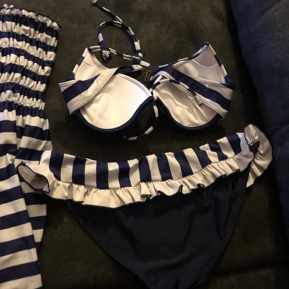 Elegant Striped Bikini Set in Navy and White - Picture 2 of 3